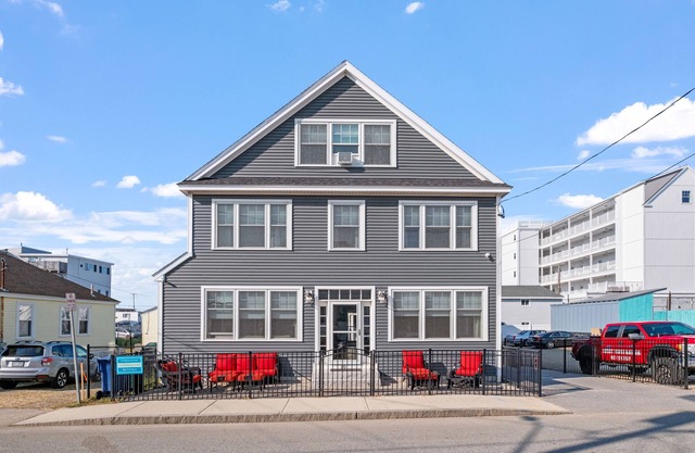 Luxurious 5-bedroom home steps from Hampton Beach & all entertainment