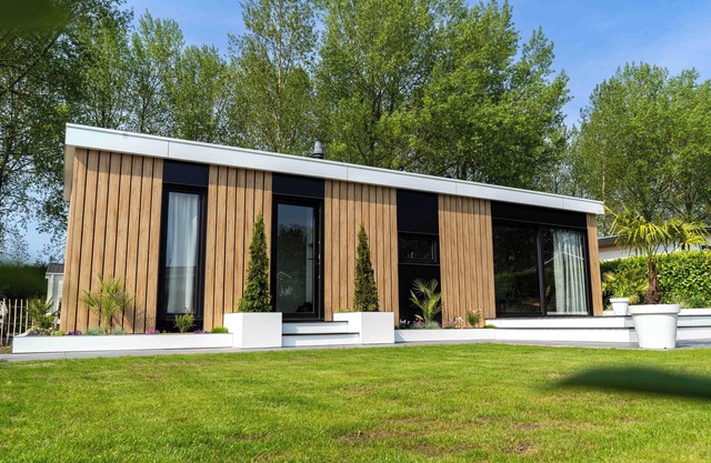 Luxurious 5-person chalet in Zeeuws-Vlaanderen - Large garden - Air conditioning