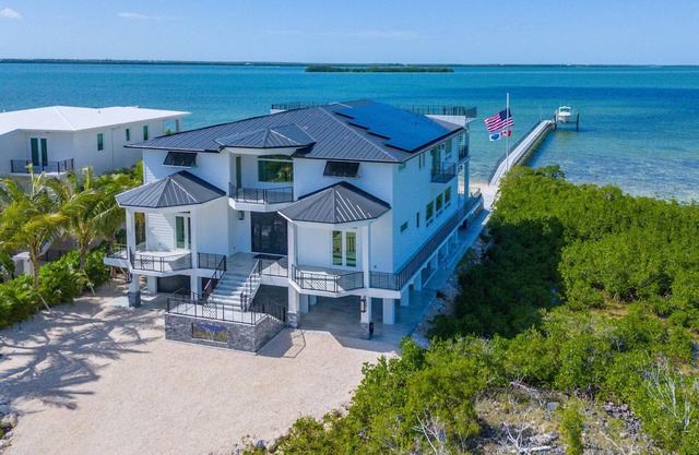 Luxurious 6 Bedroom 8 Bath Open water pool home on Ramrod Key with great boating