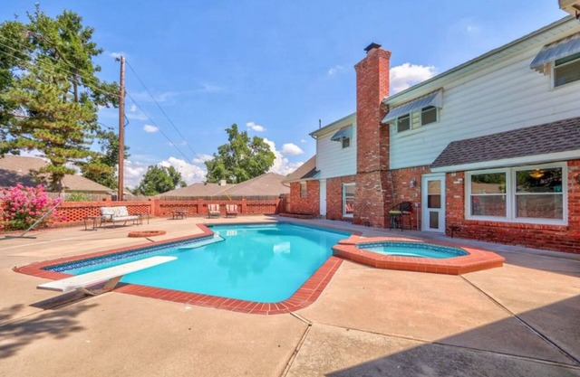 Luxurious 7 bedrooms Retreat with Heated Pool , Hot tub & King Beds