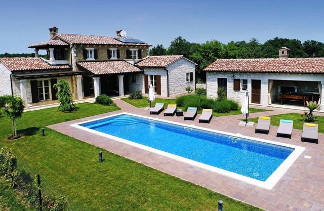 Luxurious and spacious rustic villa with pool in central Istria