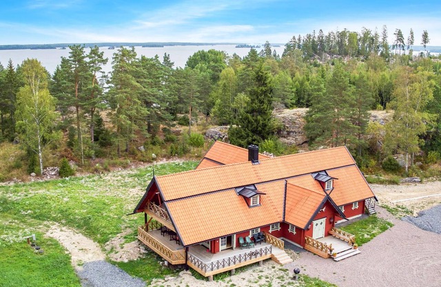 Luxurious and well-maintained cottage with spacious terrace.