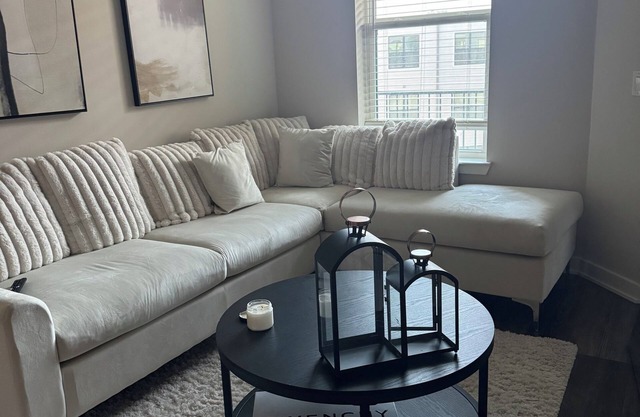 Luxurious corner unit in quiet Atlanta Oasis