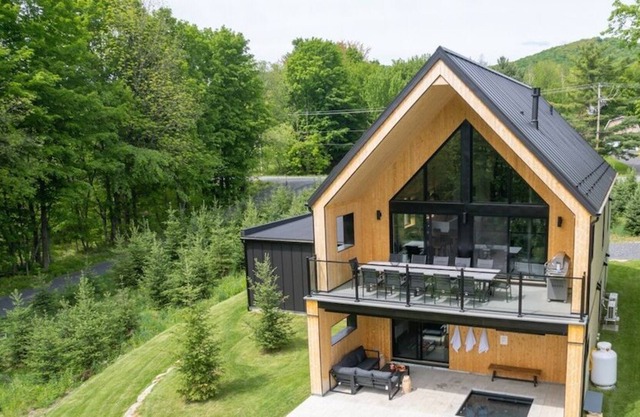 LUXURIOUS COTTAGE THAT CAN ACCOMMODATE 15 ADULTS + 2 CHILDREN