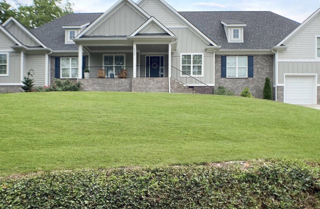 Luxurious Custom North Chattanooga Home close to downtown w/ Hot tub