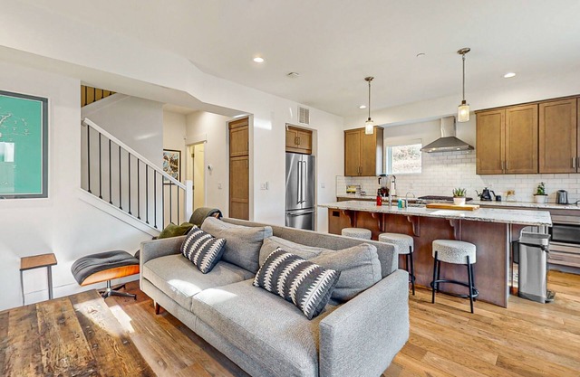 Luxurious, dog-friendly home w/private hot tub, W/D, AC, WiFi, near slopes