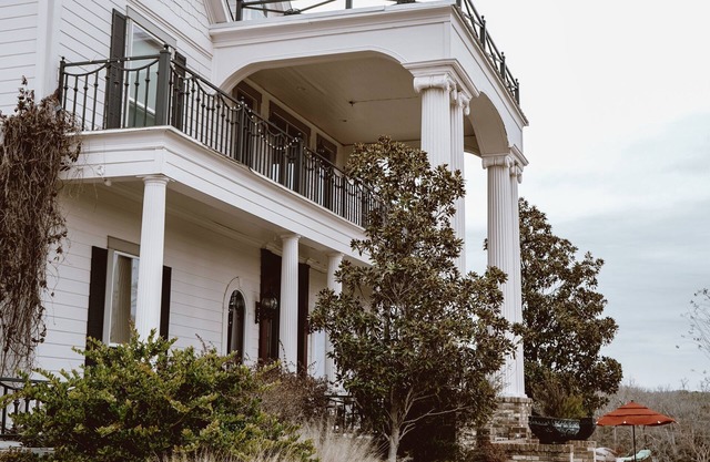 Luxurious Estate at Tara Vineyard and Winery, with accompanying Pool and Hot-tub