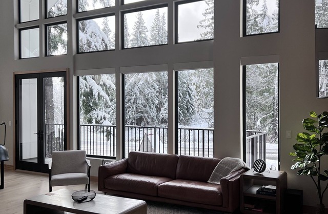 Luxurious getaway w/spacious sauna, 7-person hot tub, 2 master suites, scenic v