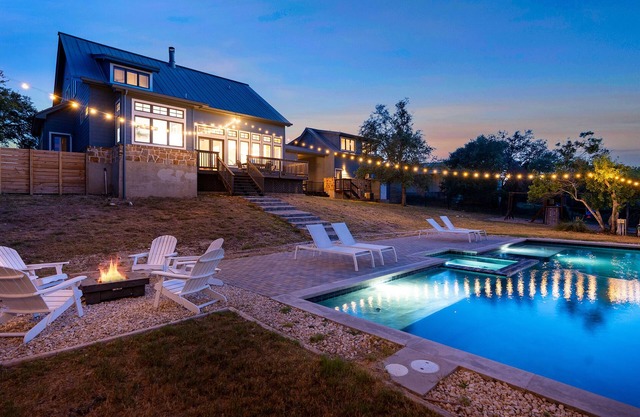 Luxurious Lake Park House: Sleeps 25, Pool, Hot-tub, Firepit and Game Room!