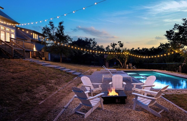 Luxurious Lake Park House: Sleeps 25, Pool, Hot-Tub, Firepit and Game Room!