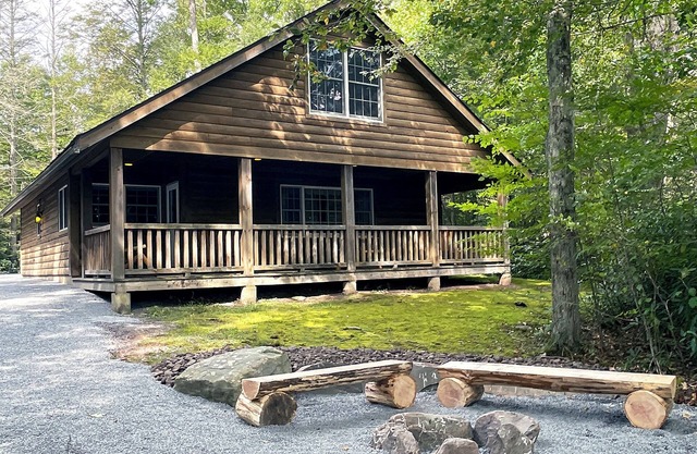 Luxurious Lake View Log Cabin with Firepit in the Poconos