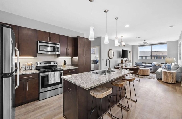 Luxurious Large 2 bed 2 bath Downtown Condo- #402