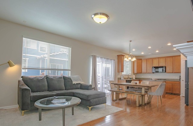 Luxurious Layton:3bds/2.5bath/garage