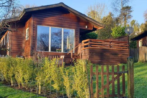 Luxurious lodge, Woodlands View, Hot tub at Rudyard Lake, couples or small family