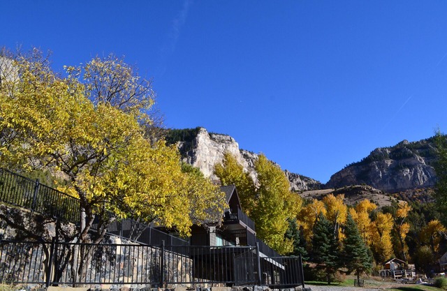 Luxurious Lodging in the Wind River Canyon