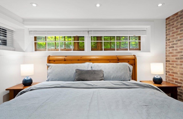 Luxurious lower level Apartment Closeto downtown