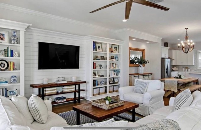 Luxurious Modern Townhouse right across beach!