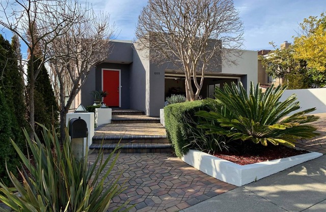 Luxurious & Modern 3 Bed/2.5 Bathroom Home with AC & gorgeous views of the SF Bay.