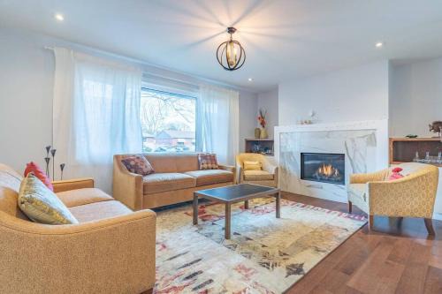 Luxurious & Modern 4BR House w/3 Car Parking
