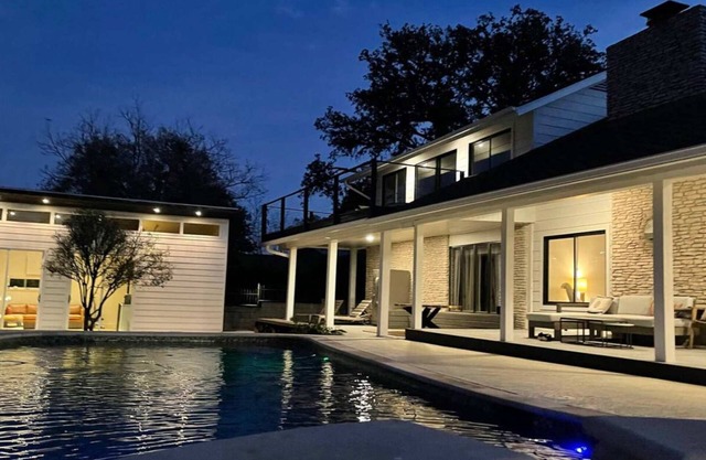 Luxurious Modern Retreat With Private Pool Patio