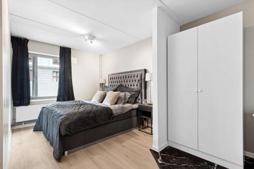 Luxurious modern room in central Oslo - EUR 4k Expensive Bed and 82' Cinematic TV