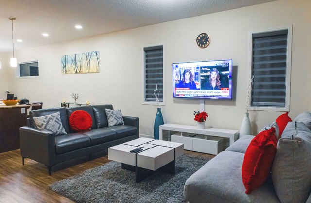 Luxurious n3 Bedroom House NW Edmonton n6 Guests .3 Bedrooms .3 Bedsn2.5 Baths