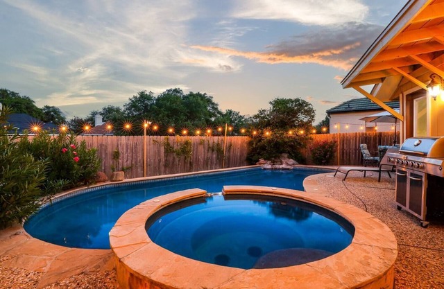 Luxurious Oasis w/Serene Pool, Games & Fire pit