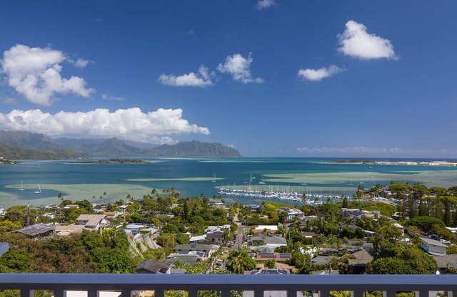 Luxurious, Private Hilltop Retreat with Postcard View - minutes to Kailua Beach