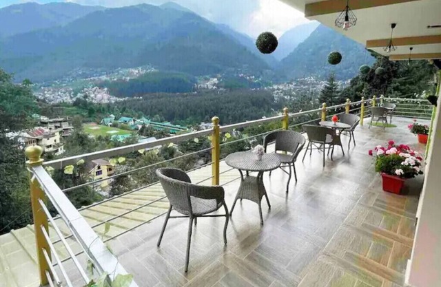 Luxurious Room with Hottub, Olive Manali Cottage