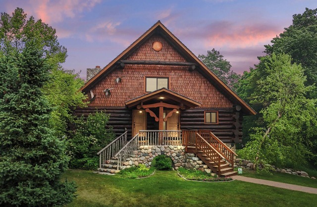 Luxurious Rustic Cabin Getaway on Loon Lake.