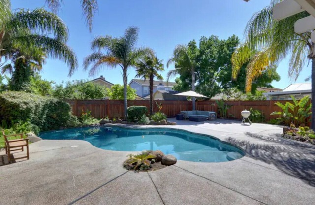 Luxurious spa-like oasis with pool, 4bdr/3br