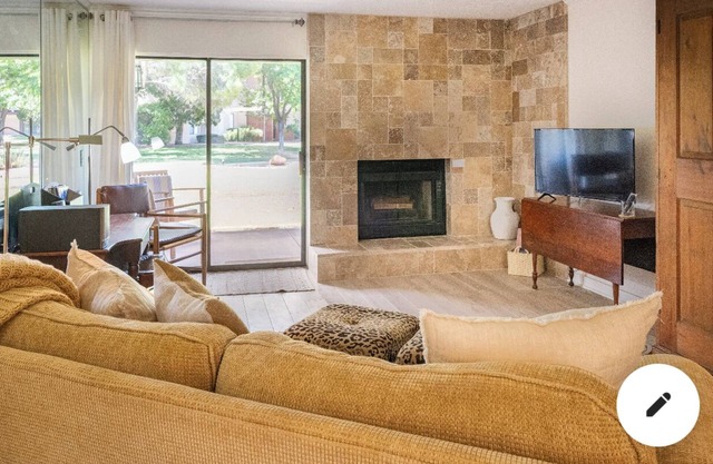 Luxurious space for two, can walk toTesla chargers, restaurants, shops, trails.