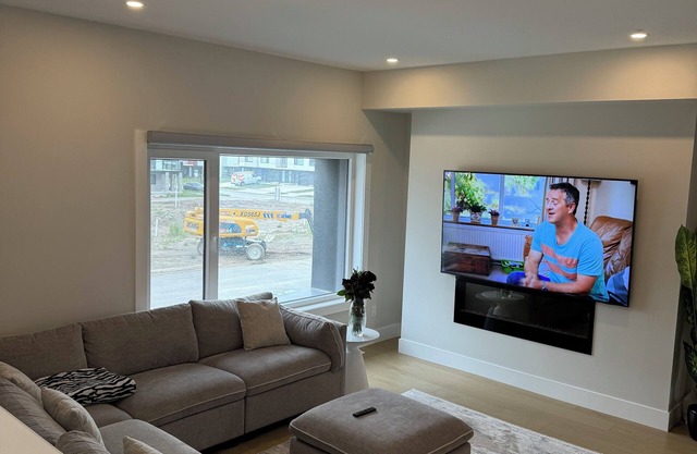 LUXURIOUS SPACIOUS 3 BEDROOM TOWNHOUSE