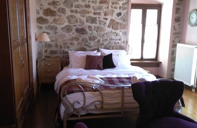 Luxurious Suites with Great View to Loussios Gorge