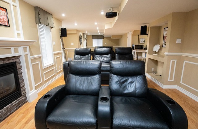 Luxurious Summer Fun Resort W/ POOL+HOT TUB+MOVIE THEATRE
