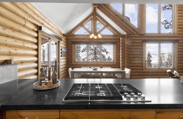 Luxurious Summit Vista / Hot Tub / Pool Table / 4 BR / 12 Guests / Gorgeous View