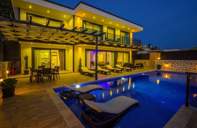 Luxurious Three Bedroom Villa with Large Infinity Pool and Panoramic Sea Views