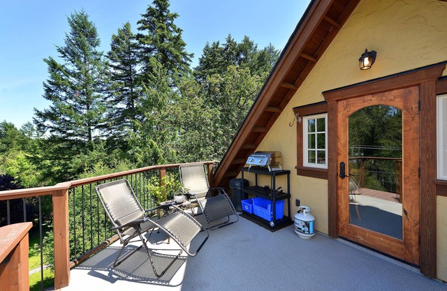 Luxurious Treetop Suite on the outskirts of the city