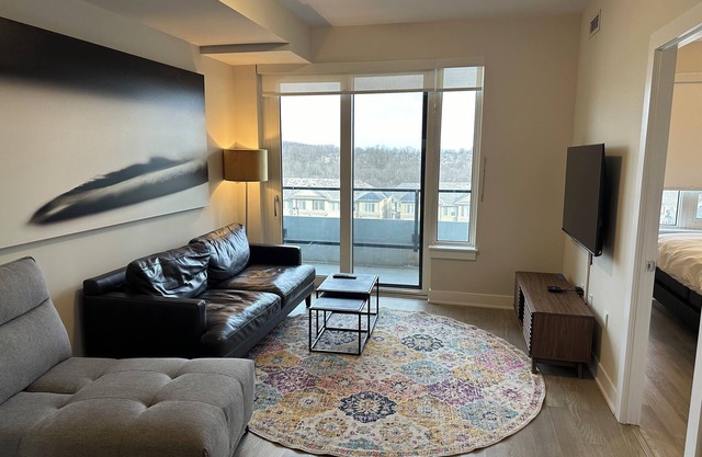 Luxurious Upper Oakville 1 -bedroom condo with WiFi, fitness room in
