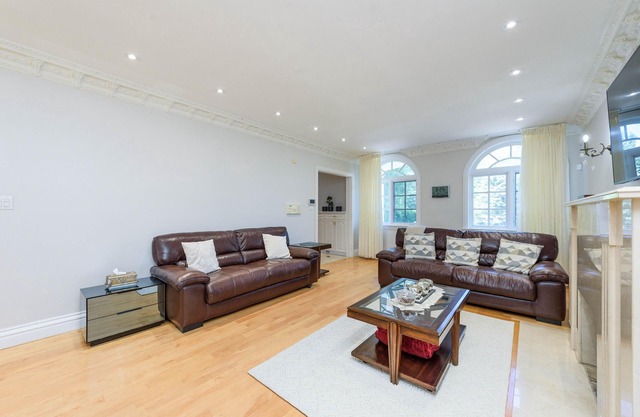Luxurious Villa w/hot tub, fire pit, sauna and more!