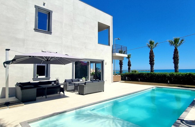 LUXURIOUS VILLA WITH POOL FACING THE SEA