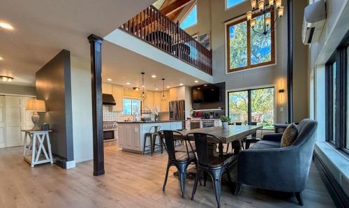 Luxurious Villa with Hot-tub, Fire Pit and Games in Gary, Indiana