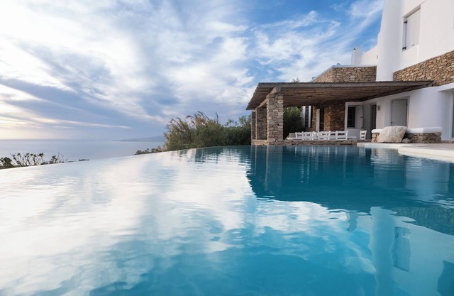 Luxurious Villa With Infinity Pool And Amazing Sea View