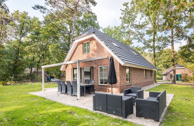Luxurious villa with sun shower, in a wooded area