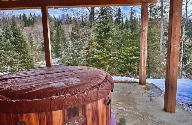 Luxurious Waterfront 6 BDRM Chalet w/Billiards, Game Room & Unforgettable Views