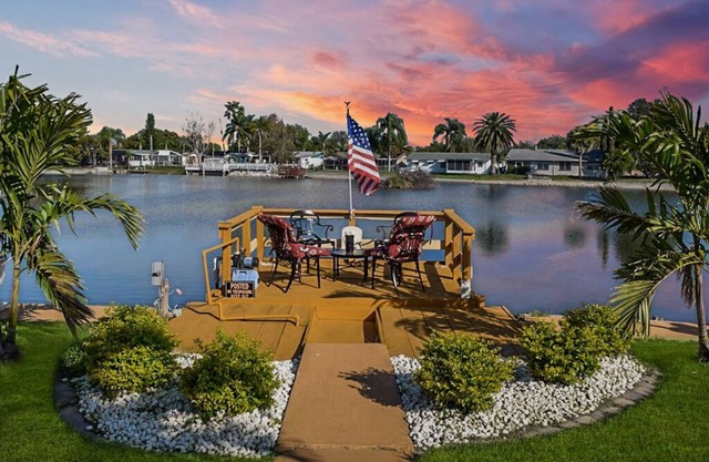 Luxurious Waterfront Holiday Home with Fully Encompassing Lakeview