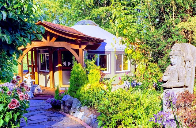 Luxurious Yurt, magical gardens, heated floor, 6ft bathtub. Windows to beauty!