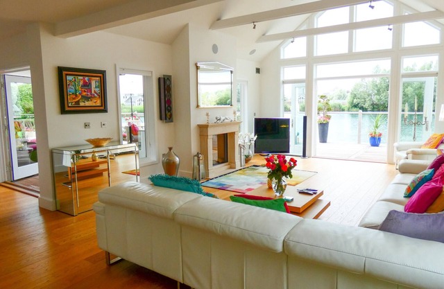 Luxuriously appointed 4 bedroom lakeside house