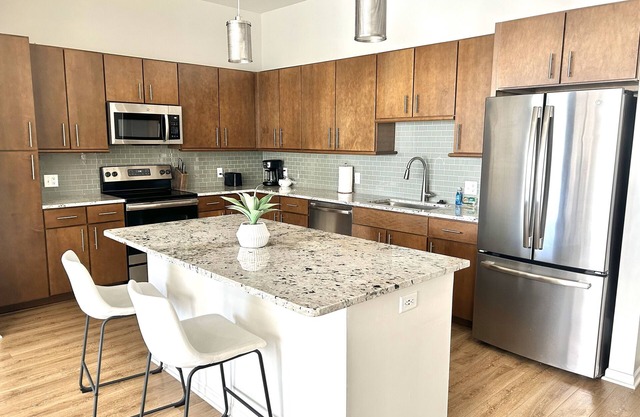 Luxury 1-bedroom apartment in prime Leawood location
