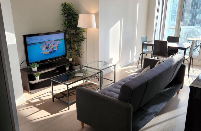 Luxury 1- Bedroom Luxury Toronto Downtown Condo